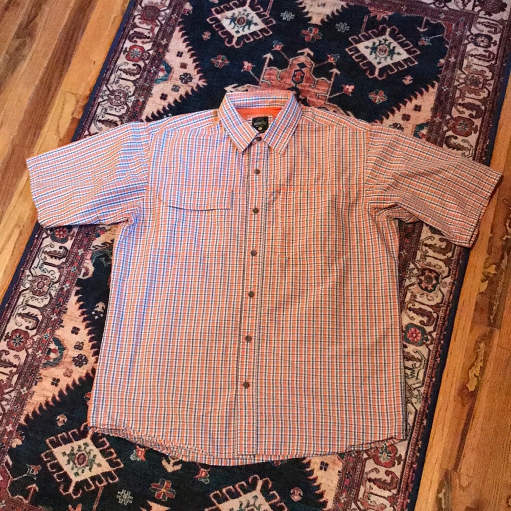 L men’s short sleeve button down